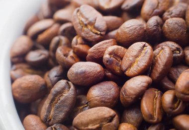 Beyaz arka plan boşluk modern tarzı üzerinde kavrulmuş kahve çekirdekleri.