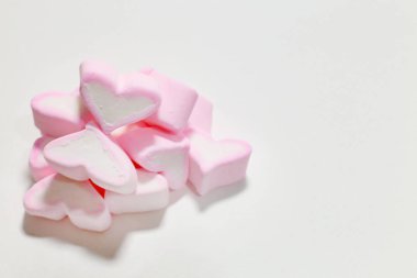 görüntü arka plan beyaz ve pembe şekerleme kalpler temizleyin.