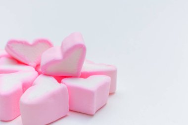 görüntü arka plan beyaz ve pembe şekerleme kalpler temizleyin.