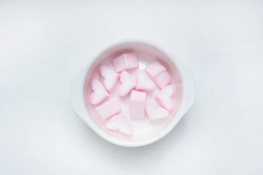 görüntü arka plan beyaz ve pembe şekerleme kalpler temizleyin.