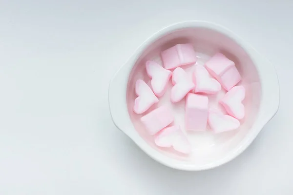 Fehér & rózsaszín marshmallows szívét világos kép háttér. — Stock Fotó