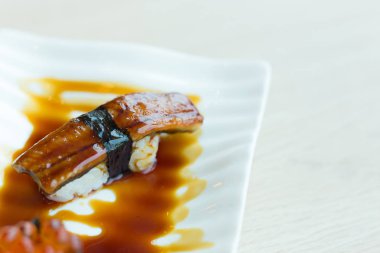 Görüntü unagi suşi Japon restau beyaz ruh üzerinde kapat