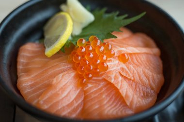 Siyah kase görüntüdeki bir somon ikura don yakın çekim Japon huzur içinde