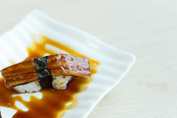 A imagem close up unagi sushi no humor branco no restau japonês — Fotografia de Stock