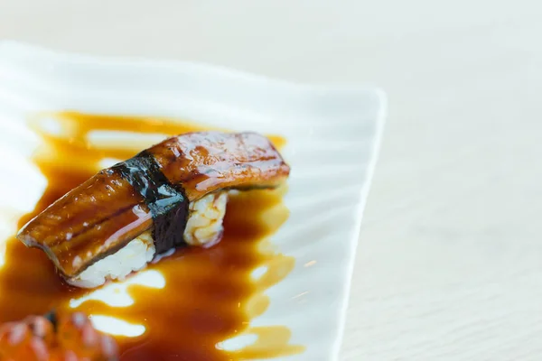 A imagem close up unagi sushi no humor branco no restau japonês — Fotografia de Stock