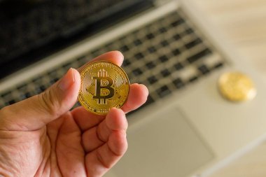 Kripto para birimi kavramı. Bitcoins, altın, Cryptocurrency zekâ