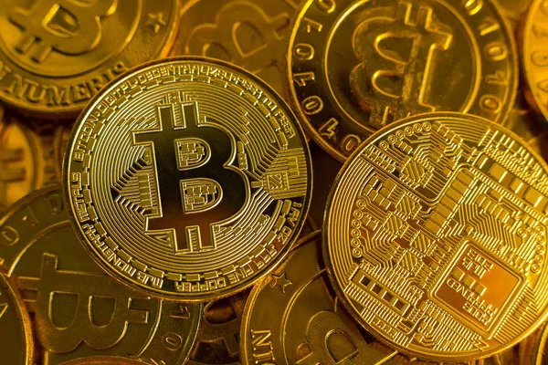 Kripto para birimi kavramı. Bitcoins, altın, Cryptocurrency zekâ