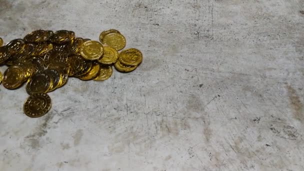在地板镜头的黄金比特币硬币相机时刻 — 图库视频影像