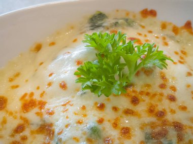 Ahşap plaka düz yatıyordu görüntü üzerinde beyaz kase beyaz peynir ile ıspanak.