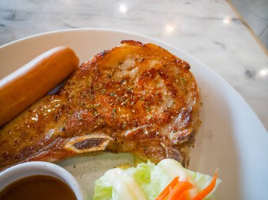 domuz eti biftek ve hotdog düz yatıyordu görüntü için arka plan.