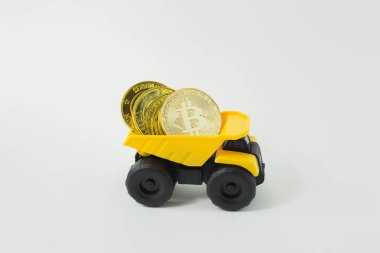 Sarı damperli kamyon oyuncak izole bitcoin kavramı üzerinde beyaz ba