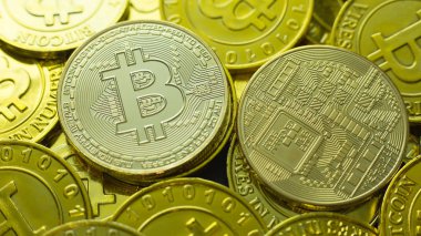 Altın sikke Bitcoin üzerinde karanlık harita kavramı görüntü resmi arka planı için.