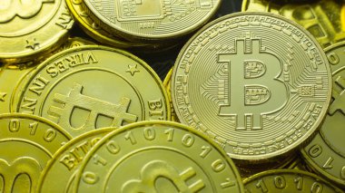 Altın sikke Bitcoin üzerinde karanlık harita kavramı görüntü resmi arka planı için.