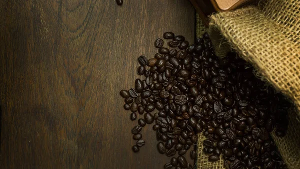 Palone ziarna kawy vintage nastroju służyć jako tło. — Zdjęcie stockowe