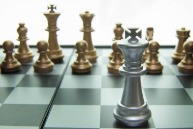 Altın ve gümüş satranç yakından görüntü soyut adam gemide