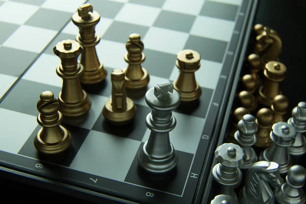金と銀のチェス ボード上のイメージに近い抽象的な背景があります。 — ストック写真