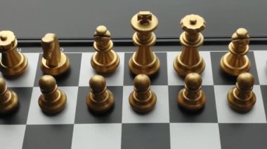 Görüntüleri yakından gemide altın ve gümüş satranç.