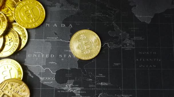 Altın Sikke Bitcoin Karanlık Harita Kavram Görüntüleri Üzerinde — Stok video