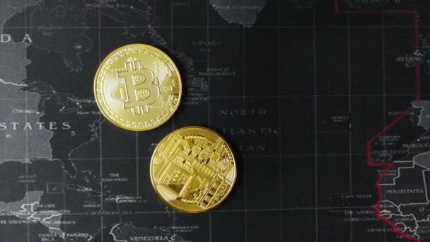 Koin Emas Bitcoin Pada Peta Gelap Konsep Rekaman — Stok Video