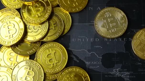 Koin Emas Bitcoin Pada Peta Gelap Konsep Rekaman — Stok Video
