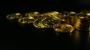 Altın sikke Bitcoin karanlık harita kavram görüntüleri üzerinde.