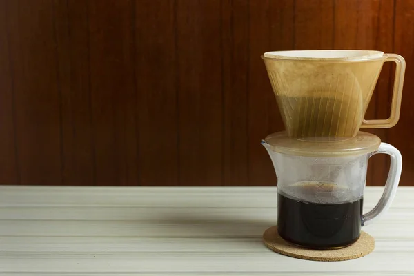 Kaffee-Tropftasse auf weißem Tisch für Hintergrundbild. — Stockfoto