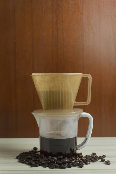 DROPP kaffekopp på vitt bord för bakgrundsbild. — Stockfoto