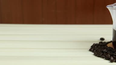 Damla kahve beyaz tablo için arka plan görüntüleri kamera hareketi.