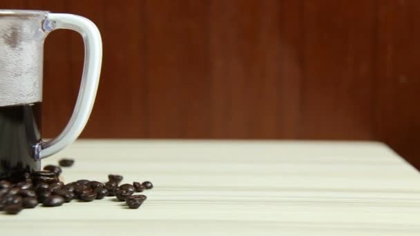 背景映像カメラの動きの白いテーブルの上のコーヒー ドリップ カップ — ストック動画