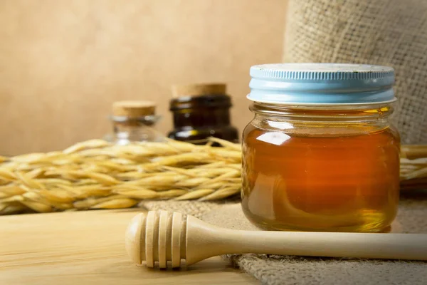 Abeille Bouteille Verre Sur Table Bois — Photo