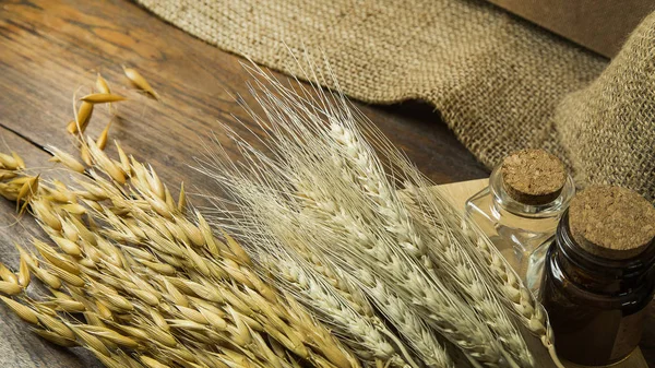 Rijst, haver en tarwe op houten tafel voor achtergrond. — Stockfoto