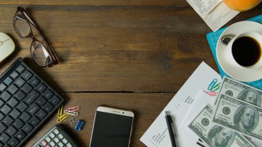  Arka plan düz ahşap masa üzerinde çalışan iş kişi yatıyordu.