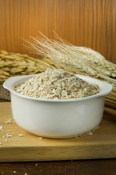 La colazione sana fiocchi di avena di cereali in boccia su tavolo di legno . — Foto Stock