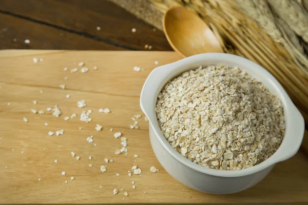 La colazione sana fiocchi di avena di cereali in boccia su tavolo di legno . — Foto Stock