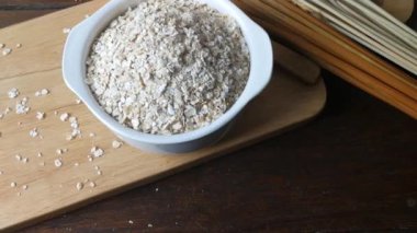 Sağlıklı Kahvaltı gevreği yulaf kase ahşap masa görüntüleri üzerinde pul.