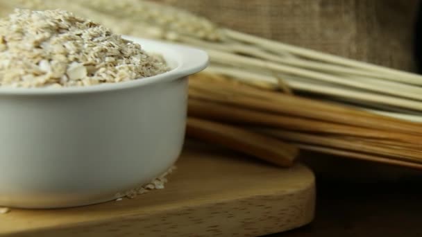 Copos Avena Cereales Saludables Para Desayuno Tazón Imágenes Mesa Madera — Vídeo de stock