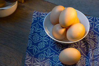 Tabaktaki yumurtalar yemek için..