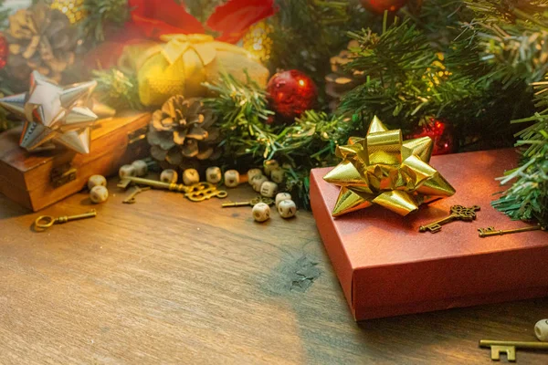 Χριστουγεννιάτικα στολίδια σε ξύλινο τραπέζι για τις διακοπές περιεχόμενο. — Φωτογραφία Αρχείου