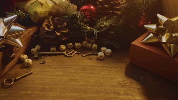 Die Weihnachtsdekoration Auf Dem Holztisch Für Feiertagsinhalte — Stockvideo