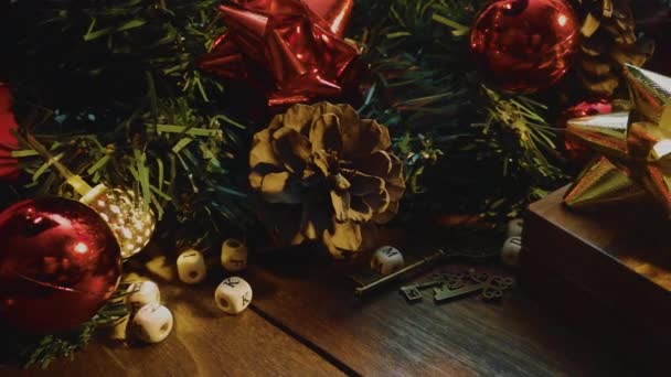 Різдвяні Прикраси Дерев Яному Столі Святкового Змісту — стокове відео