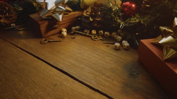 Різдвяні Прикраси Дерев Яному Столі Святкового Змісту — стокове відео