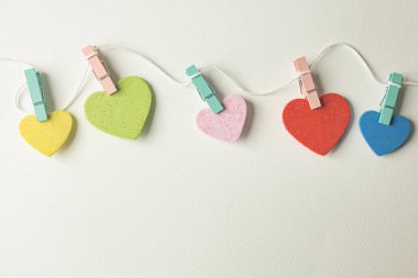  Sevgililer Günü dolandırıcılığı için beyaz arka planda çok renkli kalp