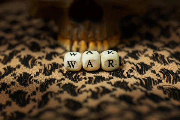 Війна на дерев'яному кубі на шемах для військового змісту . — стокове фото