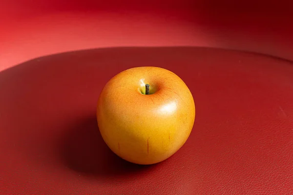 Pomme sur fond rouge faible luminosité pour le contenu alimentaire — Photo