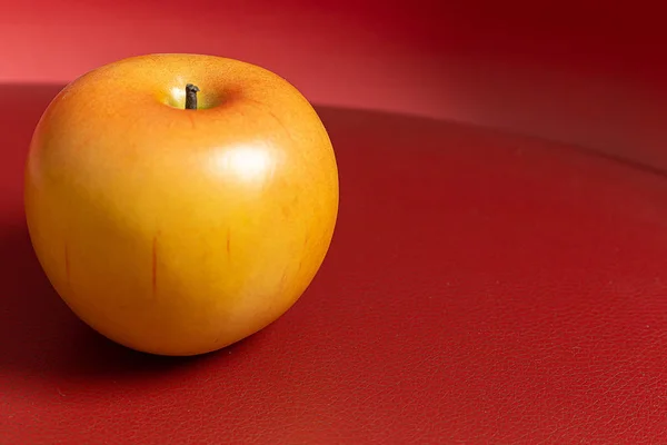 Apple på röd bakgrund svagt ljus för mat innehåll — Stockfoto