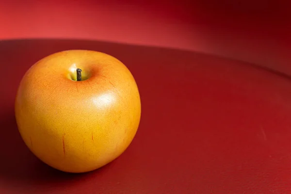 Μήλο σε κόκκινο φόντο χαμηλό φως για περιεκτικότητα σε τρόφιμα — Φωτογραφία Αρχείου