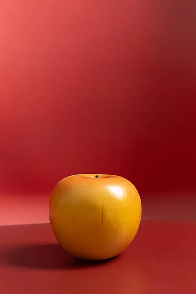 Maçã sobre fundo vermelho baixa luz para conteúdo de alimentos — Fotografia de Stock