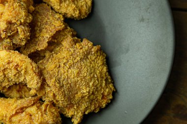 Amerikan kızarmış tavuğu yemek içeriği için görüntüyü kapatır..