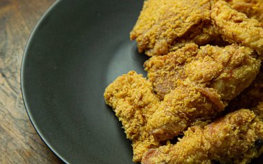 Amerikan kızarmış tavuğu yemek içeriği için görüntüyü kapatır..