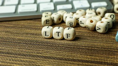 İş içeriği için tahta küp üzerine LTF metni.